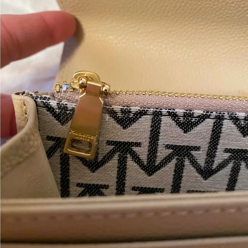 ✨🆕✨Brand New Moncrief Large Wallet